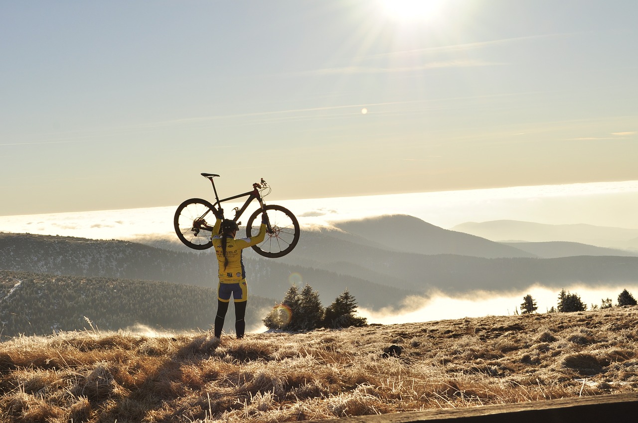 Ciclista en una cima